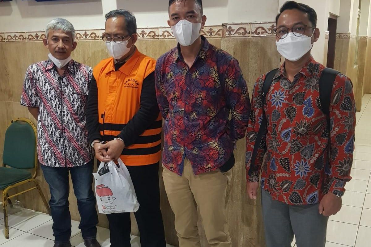 Penahanan Hakim Itong (kedua dari kiri) dipindah ke Rutan Medaeng Sidoarjo, Selasa (7/6/2022).