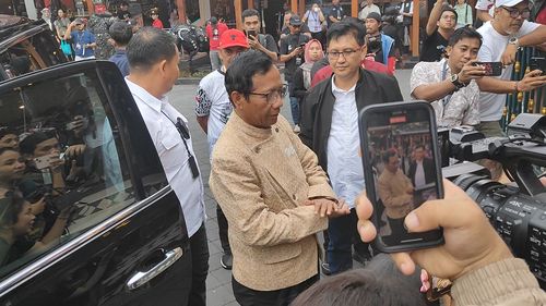 Mahfud Pakai Beskap Kerajinan Tangan Ibu-ibu Saat Tiba di Solo