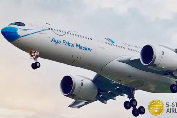 Garuda Indonesia airliner sports a face mask livery as it takes off (13/10/2020)