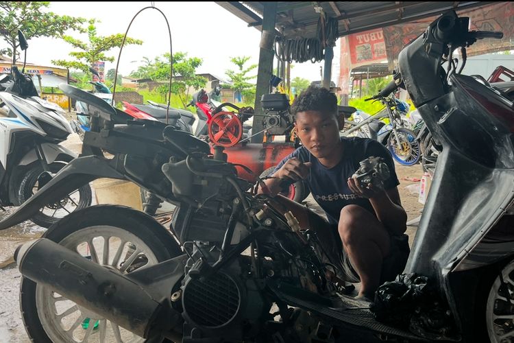 Banjir di Padang Bawa Berkah bagi Bengkel Motor, Belasan Kendaraan Mogok Diservis