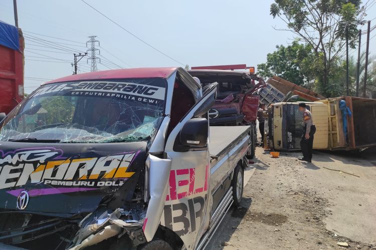7 Kendaraan Kecelakaan di Lingkar Kudus: 2 Truk Terbalik, Warga Lihat Ada Sopir Terjepit