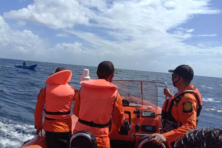 Tim Pos Sar Wakatobi kemudian melakukan pencarian terhadap lima nelayan yang saat ini masih belum diketemukan.