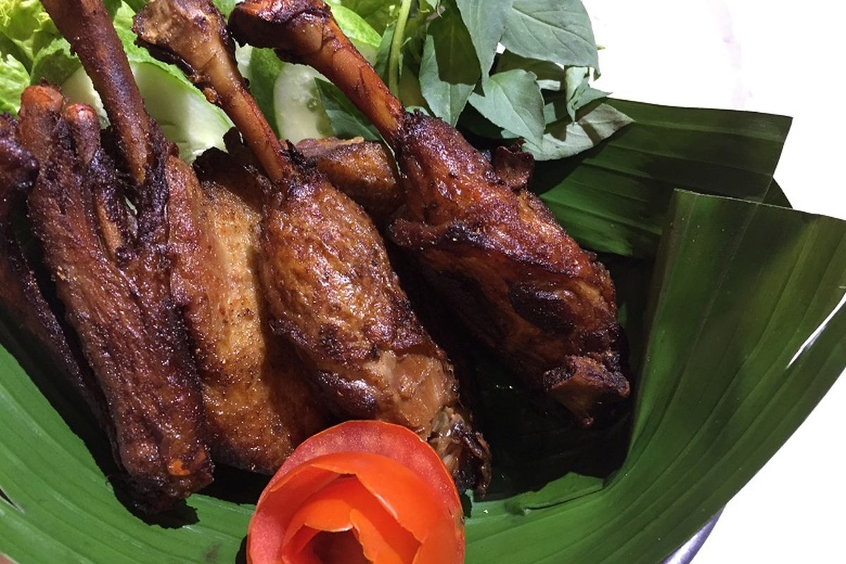 Bebek bumbu rempah di Restoran Ayam Bebek Angsa Masak Di Kuali