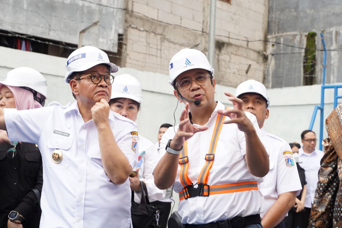 Gubernur DKI Jakarta Pramono Agung dan Direktur Utama PAM JAYA Arief Nasrudin dalam peresmian reservoir komunal di di Rusun Tambora, Jakarta Barat (Jakbar). 