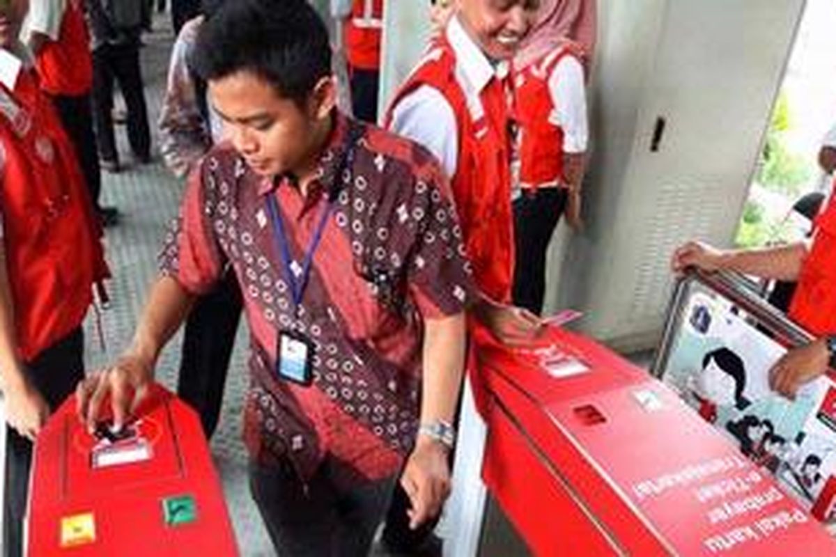 Pengunaan E-tiket mulai dicoba di Halte Monumen Nasional, Jakarta, Selasa (22/1/2013). Pemerintah DKI Jakarta bekerja sama dengan BNI, BRI, BCA, Bank Mandiri, dan Bank DKI mengembangkan sistem e-ticketing Transjakarta. Penjualan kartu dilakukan di 13 shelter yaitu Blok M, Dukuh Atas, Sarinah, Harmoni, Kota, Pulogadung, Arion, Utan Kayu, Manggarai, Ragunan, GOR Sumantri, Mampang, dan Kuningan Barat. Namun, layanan e-ticketing sementara baru berlaku pada koridor 1 Blok M-Kotadan koridor lainnya menyusul sekitar bulan Februari-April tahun ini.

