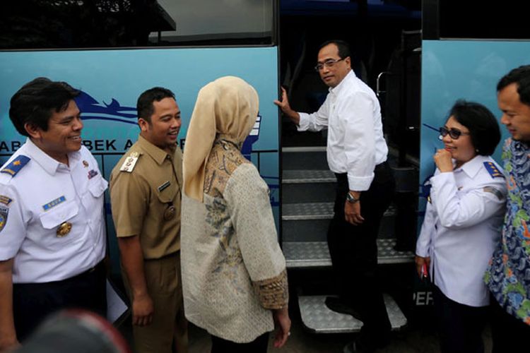 Menteri Perhubungan Budi Karya Sumadi bersiap mencoba bus Jakarta Airport Connexion (JA Connexion) di Bandara Soekarno-Hatta, Tangerang, Banten, Selasa (30/5/2017). JA Connexion adalah moda transportasi yang akan melayani rute dari Bandara Soekarno-Hatta ke sejumlah hotel dan mal yang berada di wilayah Jabodetabek atau sebaliknya. 