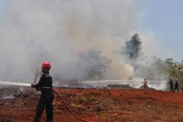 Petugas pemadam kebakaran tengah melakukan pemadaman diarea kebakaran