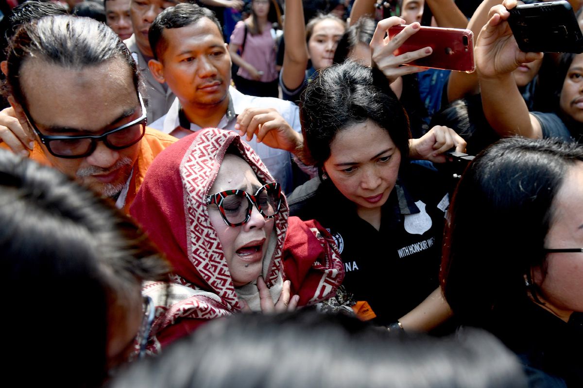 Tersangka kasus penyalahgunaan narkoba Tri Retno Prayudati alias Nunung (depan) dan July Jan Sambiran (belakang) menangis saat rilis kasus di Mapolda Metro Jaya, Jakarta, Senin (22/7/2019). Komedian Srimulat dan suaminya itu ditangkap pihak kepolisian dengan barang bukti sabu seberat 0,36 gram.