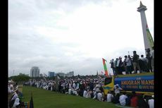 Melihat Peserta Aksi Bela Palestina Menjaga Rumput Monas