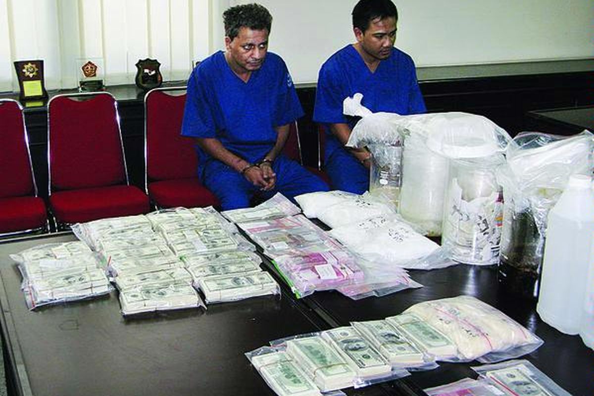 Ray (48) dan Mar (32), dua dari lima tersangka kasus kepemilikan sabu senilai Rp 15 miliar, ditangkap anggota Badan Narkotika Nasional di depan Mal Ambasador, Casablanca, Jakarta Selatan, Sabtu (1/5). Sejumlah barang bukti, antara lain, uang 437.978 dollar AS, sabu, dan bahan pembuat sabu digelar.