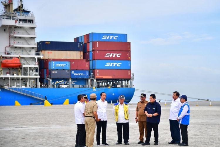 Presiden Joko Widodo bersama Menteri PUPR Basuki Hadimuljono, Menteri BUMN Erick Thohir dan Menteri Perhubungan Budi Karya Sumadi ketika meninjau Makassar New Port di Makassar, Sulawesi Selatan, Kamis (21/2/2024). 