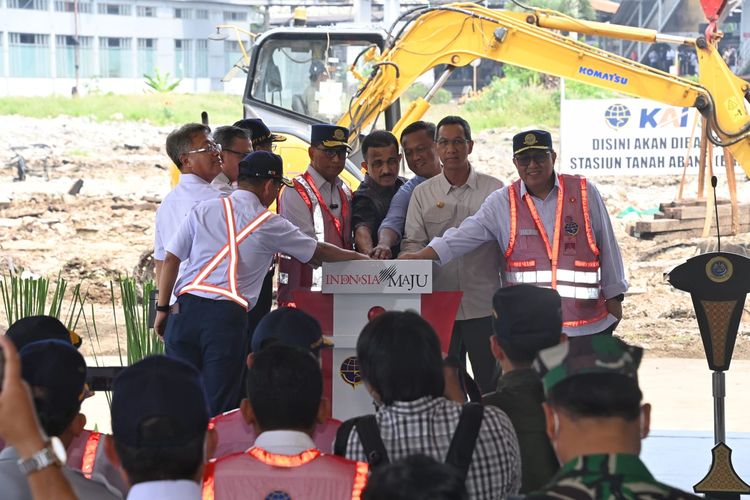 Pengembangan Stasiun Tanah Abang resmi dimulai hari ini, Minggu, (30/4). Ditandai dengan kegiatan groundbreaking yang dihadiri Menteri Perhubungan Budi Karya Sumadi bersama Penjabat (Pj) Gubernur DKI Jakarta Heru Budi Hartono dan Dirut PT KAI Didiek Hartantyo, di Depo Stasiun Tanah Abang, Jakarta.