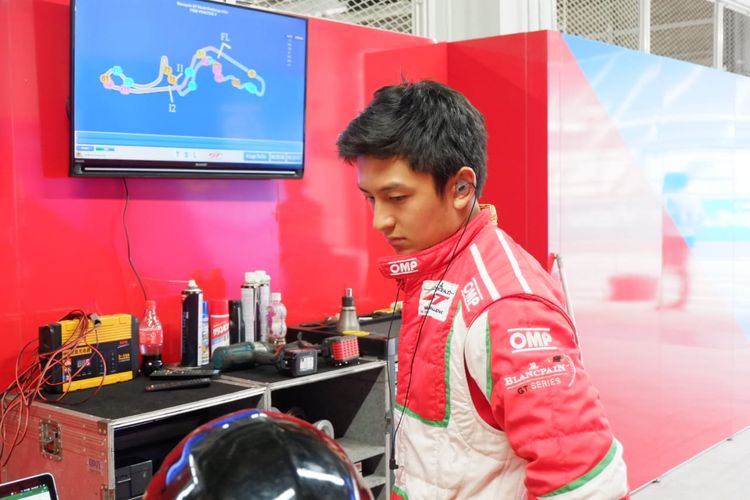 Pebalap Indonesia, Rio Haryanto, saat bersiap menjalani free practice 2 Blancpain GT World Challenge Asia 2019, di Sirkuit Suzuka, Jepang, Jumat (21/6/2019).