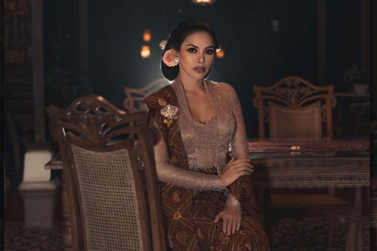 Model dan artis peran Nikita Mirzani mengenakan kebaya kutu baru rancangan Anne Avantie untuk Hari Ibu Nasional.