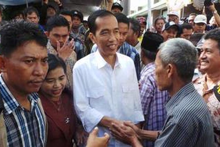 Gubernur DKI Jakarta membagikan Kartu Jakarta Sehat di Puskesmas Kecamatan Koja, Jakarta Utara, Selasa (27/5/2013) pagi.