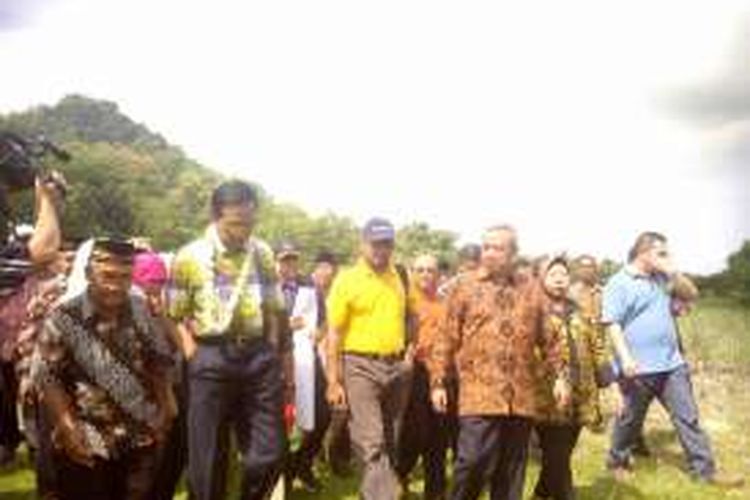 Gubernur DIY Sri Sultan HB X saat mengikuti tapak tilas gempa Yogyakarta dengan menungjungi dengan mengunjungi pertemuan sungai Opak dan sungai Oya di Dusun Potrobayan, Desa Srihardono, Kecamatan Pundong, Kabupaten Bantul