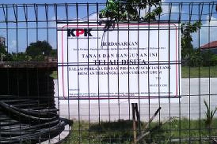 Pelakat penyitaan KPK terpasang di tanah milik mertua anas urbanungrum