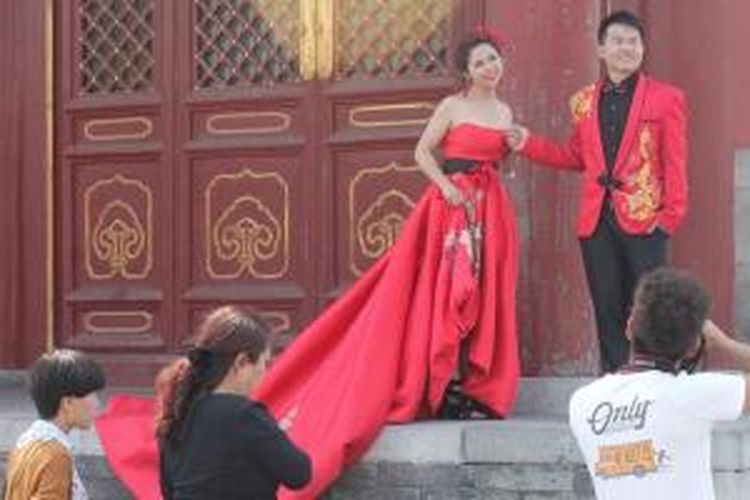 Gaya foto pre wedding salah satu pasangan muda di Temple of Heaven di Beijing, Tiongkok.