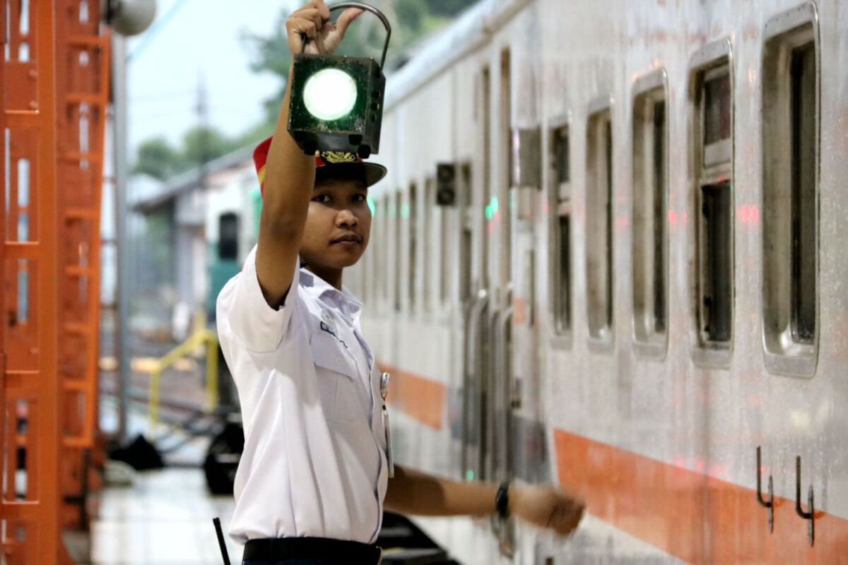 Petugas Pengawas Peron memberikan aba-aba keberangkatan perjalanan kereta api di Stasiun Blitar, Rabu (15/1/2025)