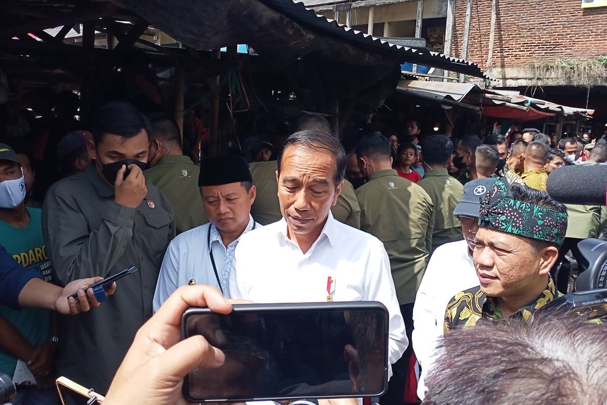 Presiden Jokowi menyebut stok pangan jelang bulan Ramadhan masih tergolong aman. Hal itu, disampaikannya saat melakukan kunjungan kerja ke Pasar Baleendah, Kabupaten Bandung, Jawa Barat.