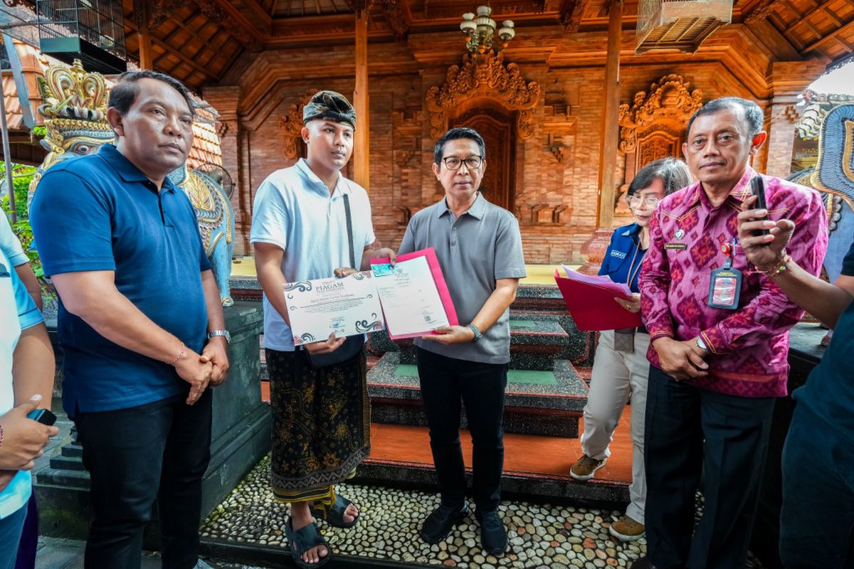 Bupati Badung I Wayan Adi Arnawa saat penyerahan akta kematian sekaligus penghargaan kepada keluarga almarhumah Ni Kadek Emi Widyasari di rumah duka, Jalan Majapahit, Gang Soka, Banjar Pelasa, Kuta, Badung, Jumat (11/04/2025).