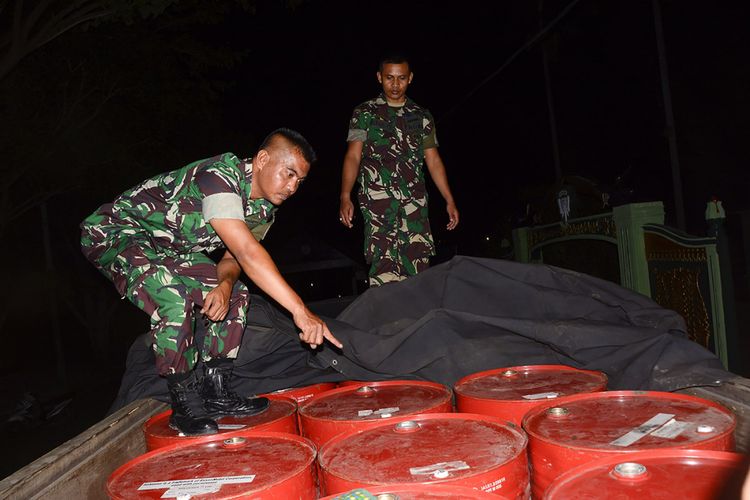 Personel TNI menghentikan truk berisi bahan bakar minyak (BBM) di Desa Blang Tuphat, Kecamatan Muara Satu, Kota Lhokseumawe. Senin (25/2/2019) malam