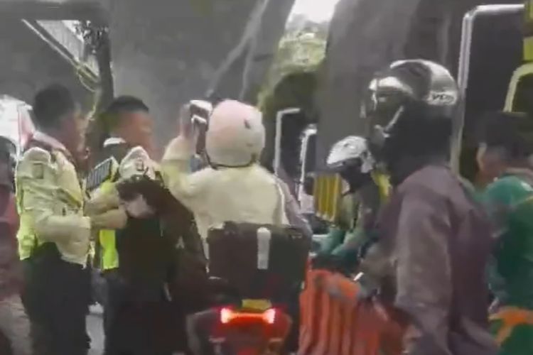 Sekuriti terlibat keributan dengan pengendara motor di kawasan Setiabudi, Jakarta Selatan, Rabu (13/3/2024). 