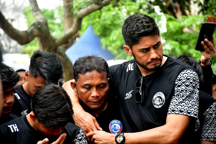 Pada Senin (3/10/2022) siang, pelatih Arema FC, Kuncoro (kiri), dan Adilson Maringa (kanan) berdoa serta tabur bunga untuk korban tragedi Kanjuruhan yang terjadi usai laga pekan 11 Liga 1 2022-2023 melawan Persebaya Surabaya di Stadion Kanjuruhan Kepanjen, Kabupaten Malang.