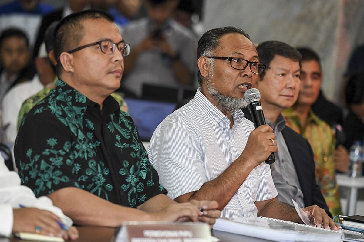 Ketua Tim Hukum Badan Pemenangan Nasional (BPN) calon Presiden dan Wakil Presiden nomor urut 02 Bambang Widjojanto (tengah) bersama Penanggung jawab  tim hukum Hashim Djojohadikusumo (kanan) dan anggota tim hukum Denny Indrayana (kiri) melakukan pendaftaran gugatan perselisihan hasil Pemilihan Presiden dan Wakil Presiden 2019 di Gedung Mahkamah Konstitusi, Jakarta, Jumat (24/5/2019). Pasangan Calon Presiden dan Wakil Presiden nomor 02 Prabowo Subianto dan Sandiaga Salahuddin Uno akhirnya memutuskan untuk mendaftarkan sengketa hasil Pilpres 2019 ke MK.