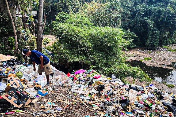Tak Punya TPS, Gunungan Sampah di Cililin Tumpah ke Waduk Saguling