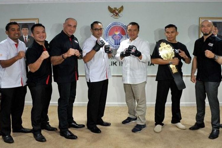 Menpora Imam Nahrawi didamping Deputi Bidang Peningkatan Prestasi Gatot S Dewa Broto dan Staf Khusus Kemenpora Taufik Hidayat saat menerima audiensi Anindra Ardiansyah Bakrie beserta rombongan Tim One Pride Mixed Martial Arts (MMA)  di Lantai 10, Kemenpora, Jakarta, Rabu (28/9).