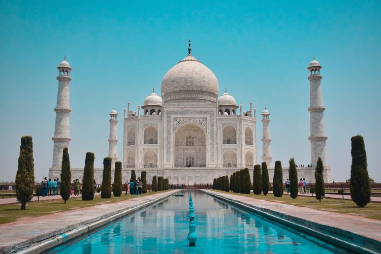 Taj Mahal di India. India  adalah salah satu negara yang memberlakukan aturan khusus bagi pendatang dari China.