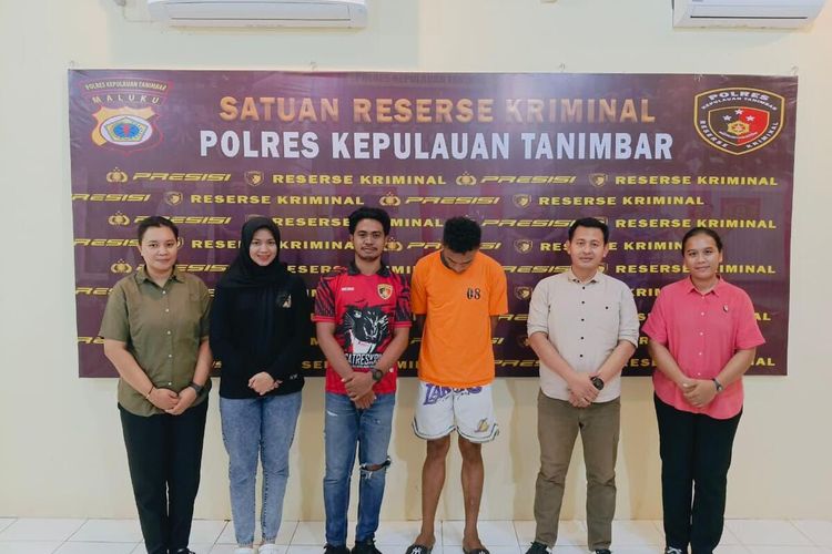 YM (43), seorang pria di Kabupaten Kepulauan Tanimbar, Maluku ditangkap polisi lantaran berulang kali mencabuli putri kandungnya sendiri hingga hamil. Pelaku ditangkap usai dilaporkan ke kantor polisi pada Senin (20/10/2025).