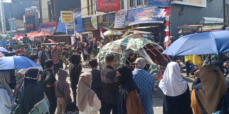 Karnaval arak-arakan dari pelbagai Desa di Kecamatan Cicalengka, Kabupaten Bandung, Jawa Barat memeriahkan peringatan HUT RI Ke-78 yang digelar disepanjang Jalan Raya Cicalengka Lama pada Kamis (17/8/2023)