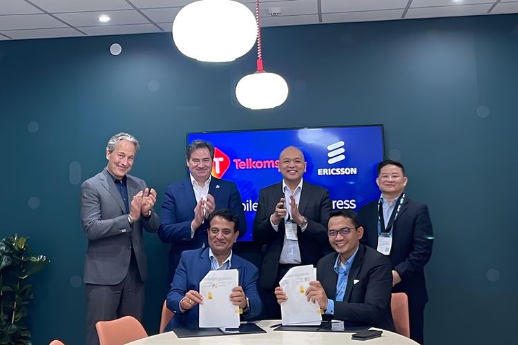 Kolaborasi Telkomsel dan Ericsson di MWC 2025_1-3. Telkomsel dan Ericsson bekerja sama menghadirkan Far Edge Core Solutions, serta pengembangan talenta yang berfokus pada teknologi 5G, jaringan berbasis AI, arsitektur cloud-native, dan inovasi digital terkait di Barcelona (3/3) pada Mobile World Congress (MWC) 2025. Kerja sama ini sejalan dengan visi Telkomsel mengakselerasi kemajuan Indonesia, menciptakan hari yang lebih baik, dan masa depan yang gemilang. 