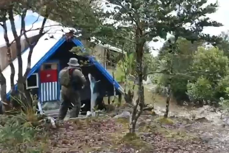 Sisir Sekitar Lokasi Pembakaran Pesawat AMA, Aparat Temukan Markas KKB