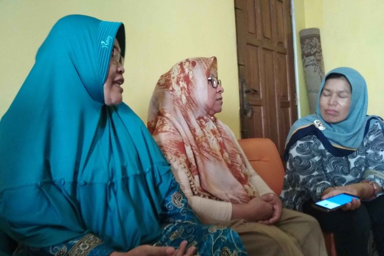 Ibu Citra, Puji Lestari (tengah), masih berduka menanti kabar putrinya yang jadi korban kecelakaan pesawat Lion Air JT 610 di perairan Karawang, Jabar, Selasa (30/10/2018).
