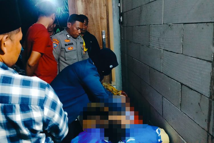 Petugas polisi dan petugas kesehatan mengecek kondisi jenazah Alfaro, yang ditemukan tewas tenggelam di sungai Desa Jatirejo, Kecamatan Banyakan Kabupaten Kediri, Jawa Timur, Selasa (2/12/2025).