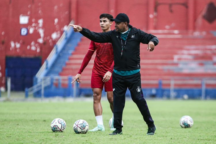 Pelatih baru Persik Kediri Divaldo Alves saat perdana memimpin latihan bersama di Stadion Brawijaya kediri, Selasa (30/8/2022) sore. Ia menggantikan Javier Roca yang diputus kontrak pada pekan ke-4 Liga 1 2022-2023.