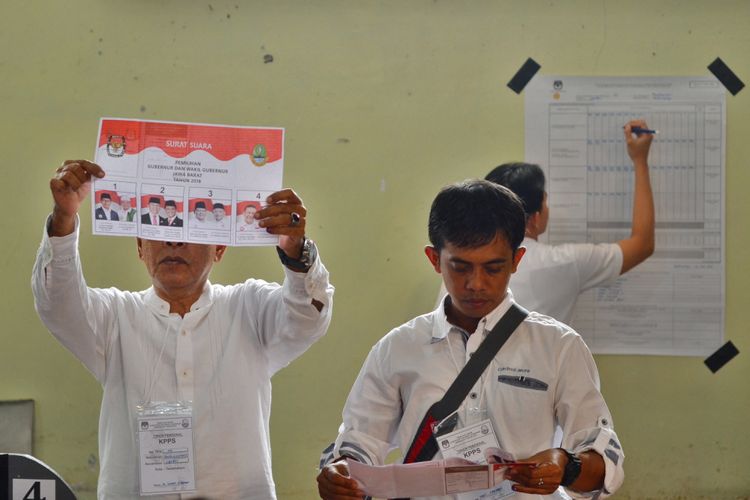 Petugas KPPS melakukan penghitungan perolehan suara Pilkada Gubernur dan Wakil Gubernur Jabar di TPS 02 Kelurahan Panglayungan, Kota Tasikmalaya, Jawa Barat, Rabu (27/6/2018). Hasil penghitungan suara, Anton Charliyan kalah di TPS pencoblosannya, dengan hasil perhitungan di TPS 02 Panglanyungan nomor pasangan nomor urut tiga mengungguli pasangan calon lainnya dengan perolehan suara sebanyak 139 suara dari jumlah 319 partisipasi pemilih, sedangkan Pasangan Tb Hasanudin-Anton Charliyan (Hasanah) memperoleh 96 suara. 