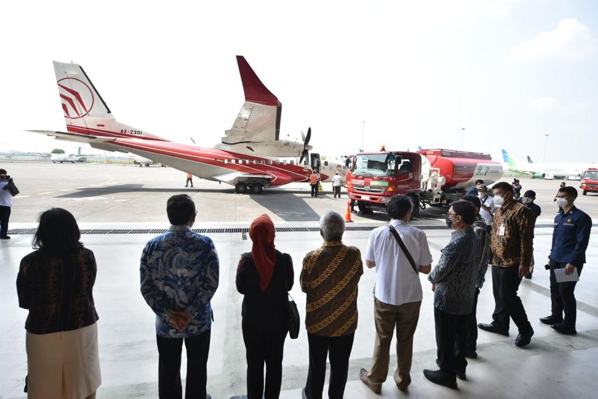 Menteri ESDM Arifin Tasrif, Direktur Utama Pertamina Nicke Widyawati beserta jajaran dalam acara Uji Terbang Bio Avtur, melihat langsung pengisian bahan bakar Bio Avtur J 2.4 di Pesawat CN235 oleh truk Pertamina di Hanggar GMF Soekarno Hatta, Rabu (6/10/2021).