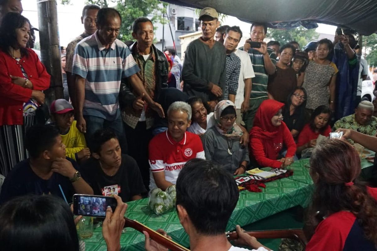 Gubernur Jawa Tengah Ganjar Pranowo mengajak ngopi masyarakat Purworejo di angkringan yang ada di sekitar Alun-alun Kutoarjo, Jumat (5/4/2019).