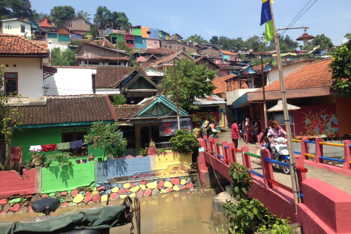 Kampung warna-warni dibangun warga di bukit Brintik, Kota Semarang, Selasa (18/4/2017). Warga mengubah wajah kampung yang kumuh menjadi indah, rapi, sekaligus tempat wisata.  