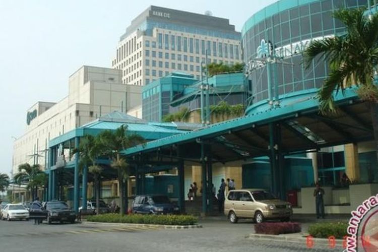 Plaza Senayan merupakan portofolio properti milik Kajima Corporation. Pusat belanja kelas atas ini berada di dalam Pusat Pengelolaan Gelora Bung Karno.