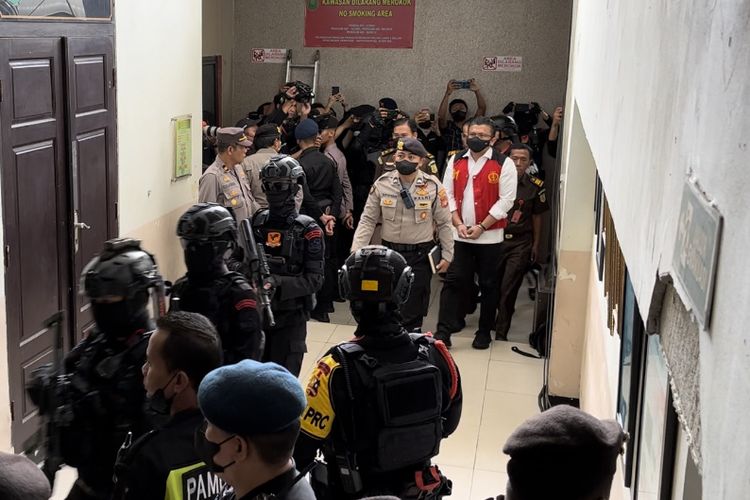 Mantan Kepala Divisi Profesi dan Pengamanan (Kadiv Propam) Polri, Ferdy Sambo tiba di Pengadilan Negeri (PN) Jakarta Selatan, Senin (13/1/2023) dengan dikawal ketat personel Brimob.