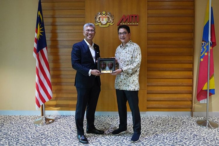 Menteri Perdagangan Internasional dan Industri (MITI) Malaysia Tengku Zafrul mengapresiasi upaya Keketuaan ASEAN-BAC Indonesia, khususnya dalam memajukan digitalisasi, keberlanjutan, dan mendorong kewirausahaan. 