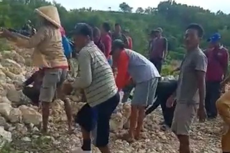 Warga membuka blokade di jalan menuju pantai Widodaren, Saptosari, Gunungkidul. Rabu (25/1/2023)