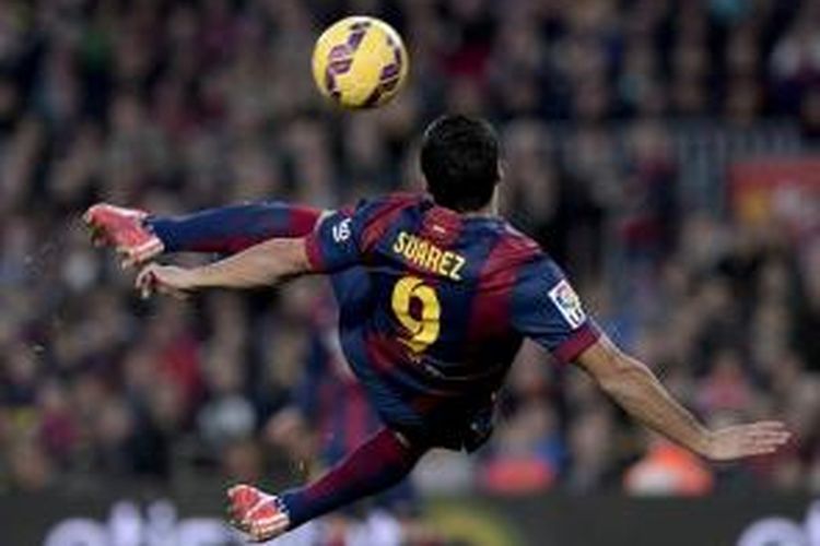 Striker Barcelona, Luis Suarez, mencetak gol salto ke gawang Levante pada laga Primera Division di Camp Nou, Barcelona, Minggu (15/2/2015).