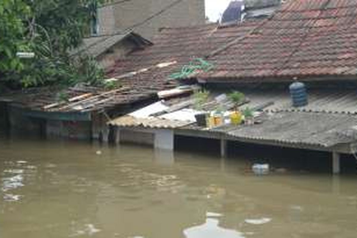 Banjir masih melanda perumahan Total Persada di Kelurahan Gembor, Kecamatan Periuk, Kota Tangerang, Selasa (15/11/2016). Kedalaman banjir masih sekitar dua sampai tiga meter di beberapa titik.