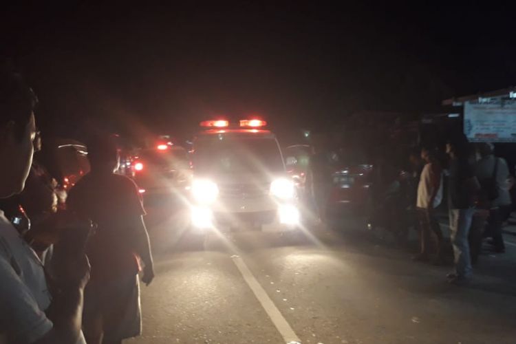 Sebuah ambulans membawa pasien korban gempa melintas di Jalan Toboli, Sulawesi Tengah. Jalur ini merupakan pintu masuk ke Palu dari sisi utara.